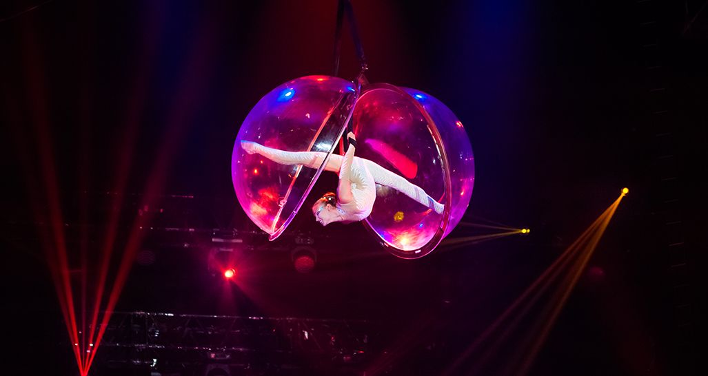 A show that goes beyond the traditional, transforming a classic circus ring into an incredible ice rink